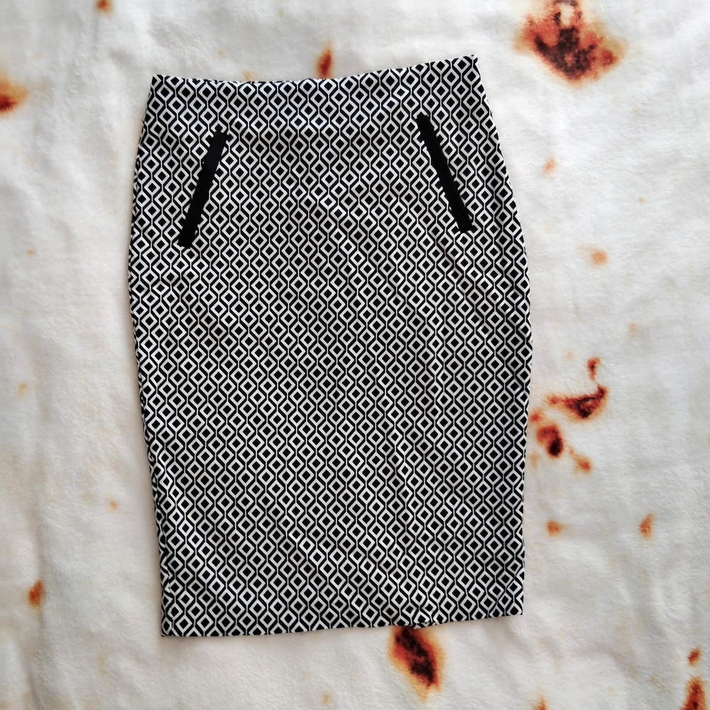 Geometric Black and White Pencil Skirt